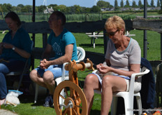 Bij Alpaca World was te zien hoe je wol maakt van de vacht van de dieren